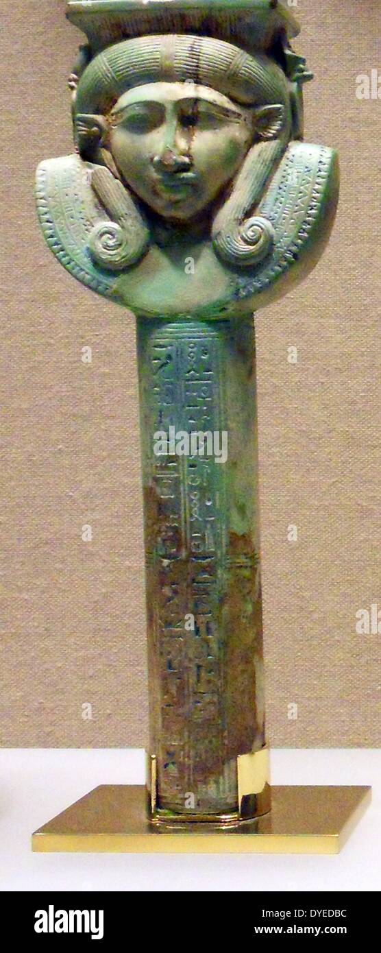 Testa della dea Hathor su un Sistrum 400 A.C. Foto Stock