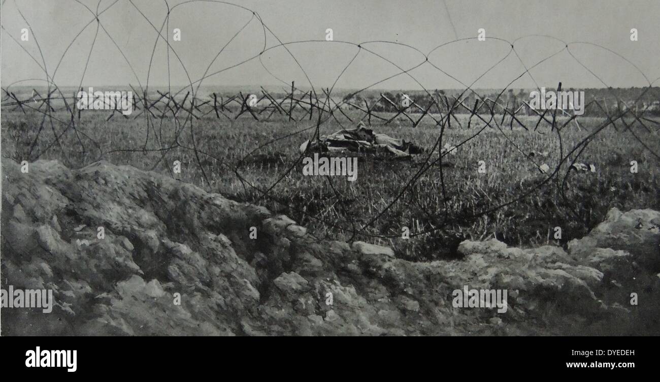 Soldato giace morto nello spazio tra le trincee noto come "terra di nessuno". Datata 1914 Foto Stock