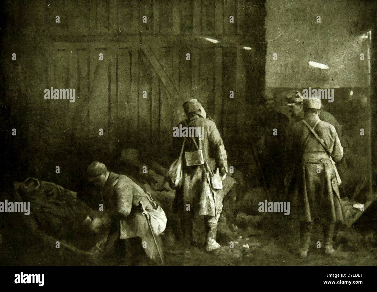 La stazione di aiuto Souain-Perthes-lès-Hurlus. Le persone ferite sono già verso il basso per il trattamento e sono in attesa di una sicura evacuazione. Datata 1914 Foto Stock