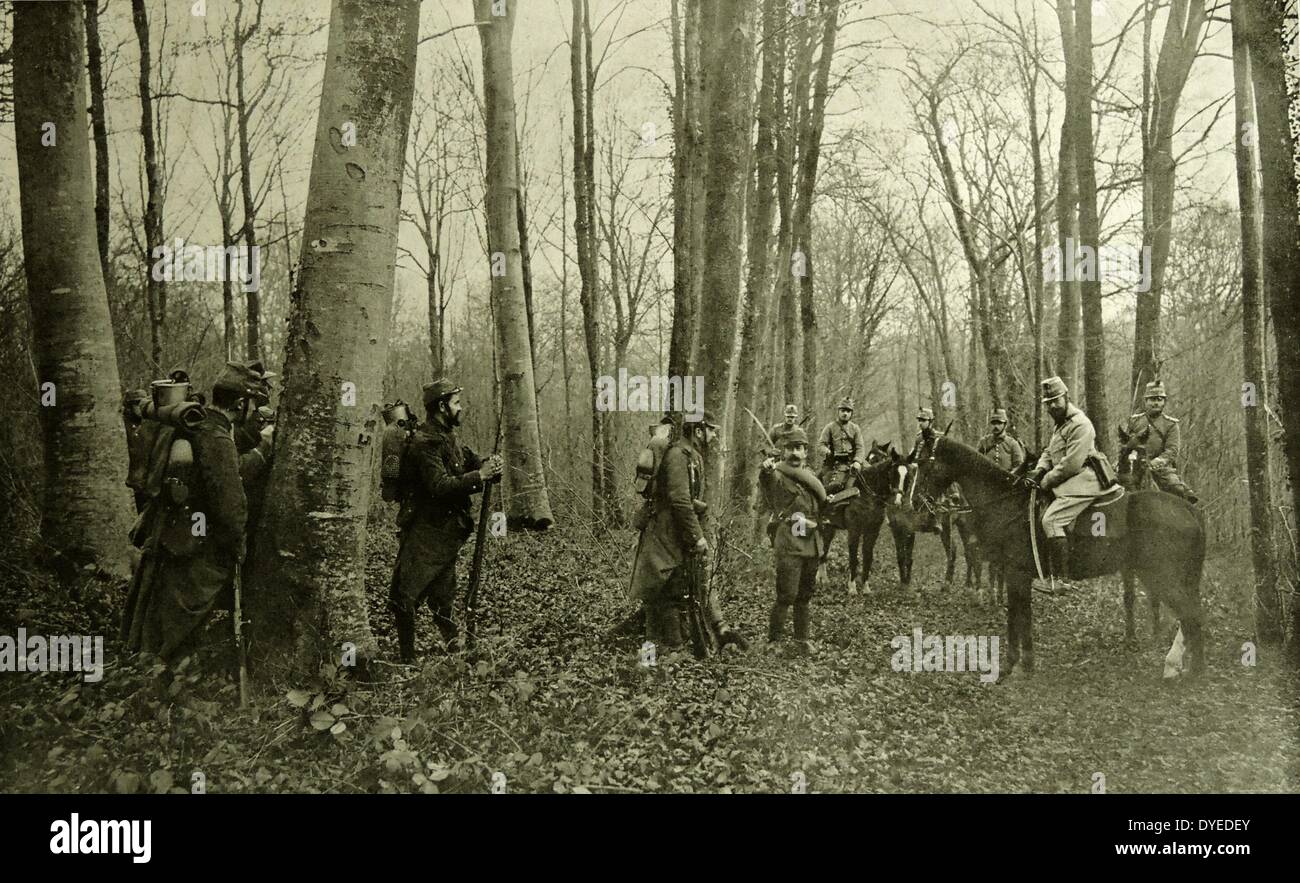 La fotografia mostra un incontro di due la foresta francese pattuglie. Datata 1907 Foto Stock