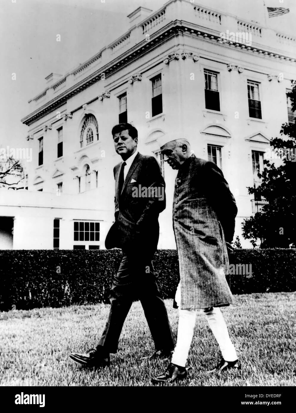 Il primo ministro Jawaharlal Nehru con il Presidente John F. Kennedy camminando lungo la Casa Bianca Prato 1961 Foto Stock