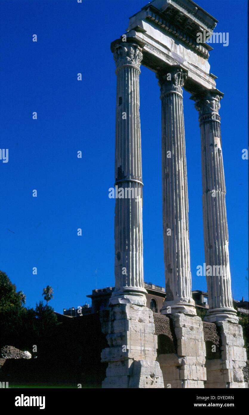 Vista del Foro Romano 2013. Parte della piazza rettangolare circondata dai resti di numerose e importanti antichi edifici governativi nel centro della città di Roma Foto Stock