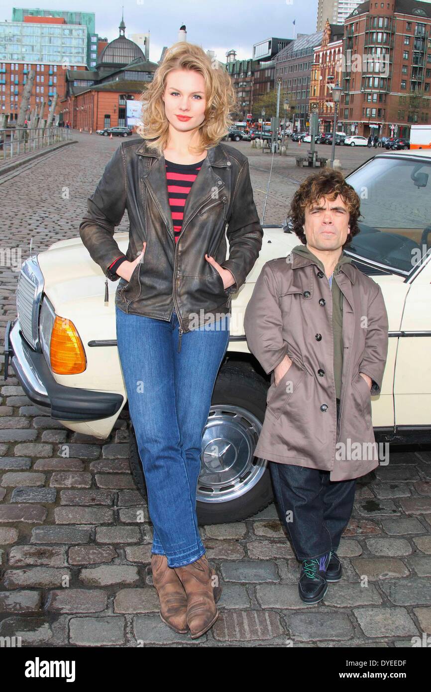 Attrice tedesca Rosalie Thomass e attore americano Peter Dinklage durante una sessione di foto sul set del film 'Taxi' ad Amburgo, Germania, il 14 aprile 2014. Foto Stock