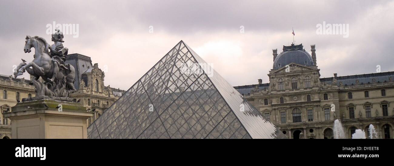 Vista della Piramide di vetro del Louvre Museum 2013 A.D. Foto Stock