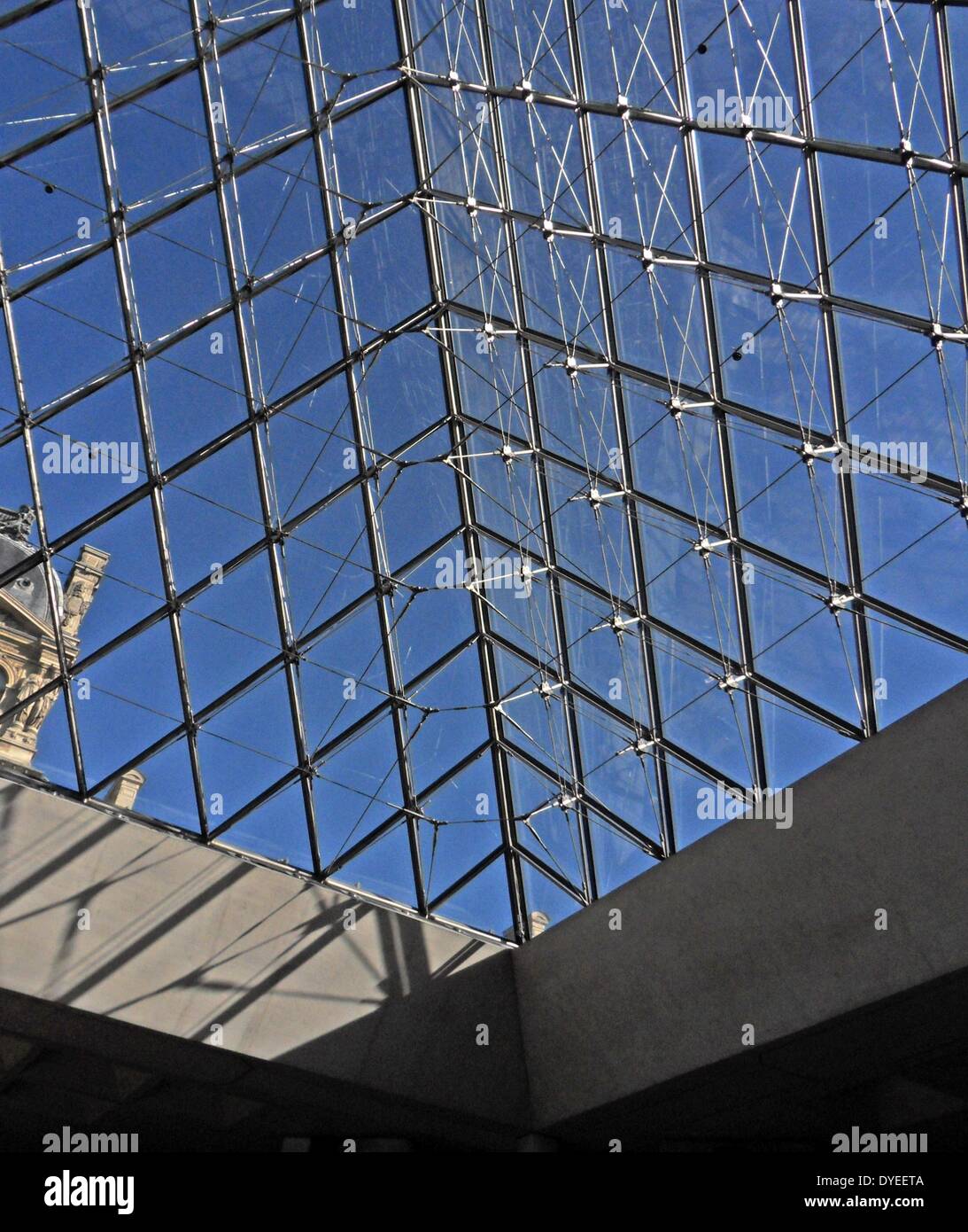 Vista della Piramide di vetro del Louvre Museum 2013 A.D. Foto Stock