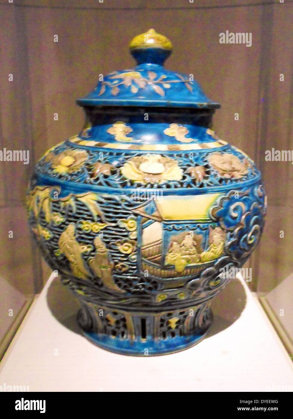 Vaso di porcellana con coperchio dalla dinastia Ming xvi secolo D.C. Foto Stock