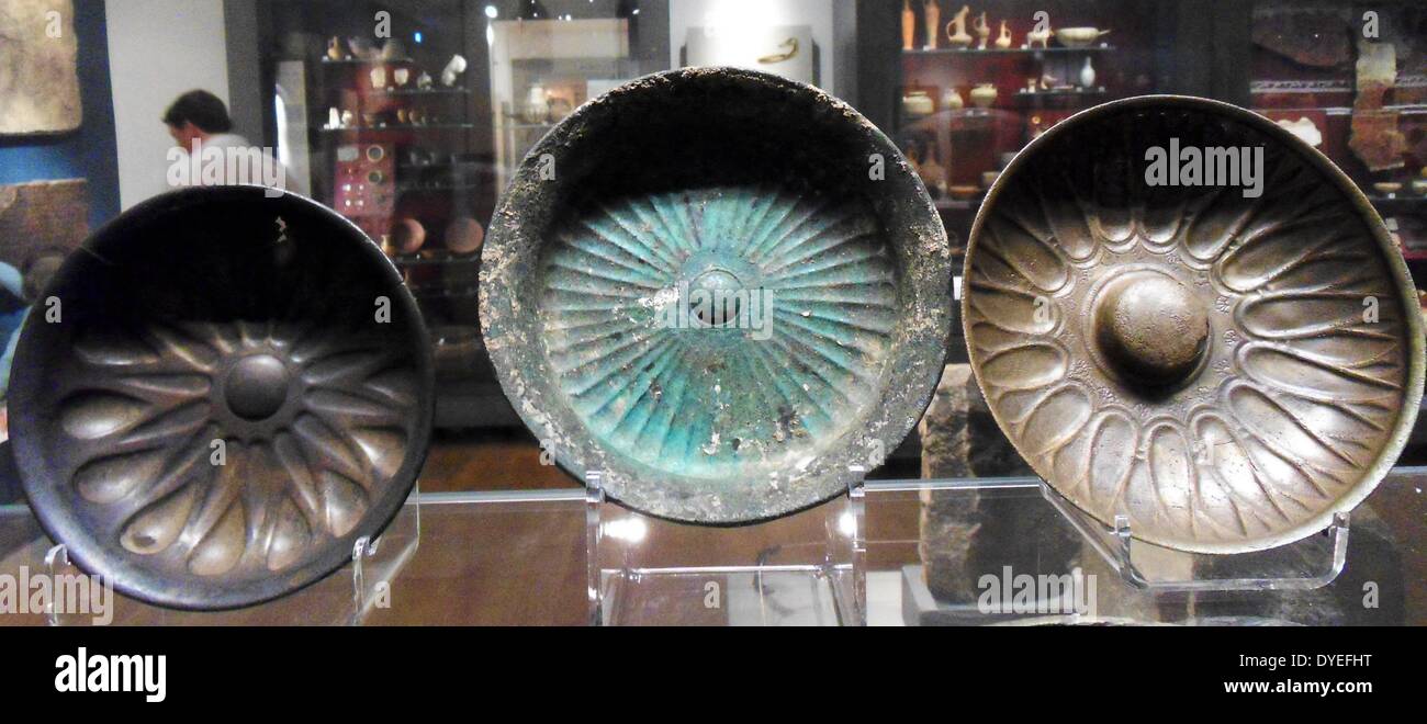 Contenitori metallici 500 A.C. Selezione di argento poco profonde e recipienti in bronzo Foto Stock