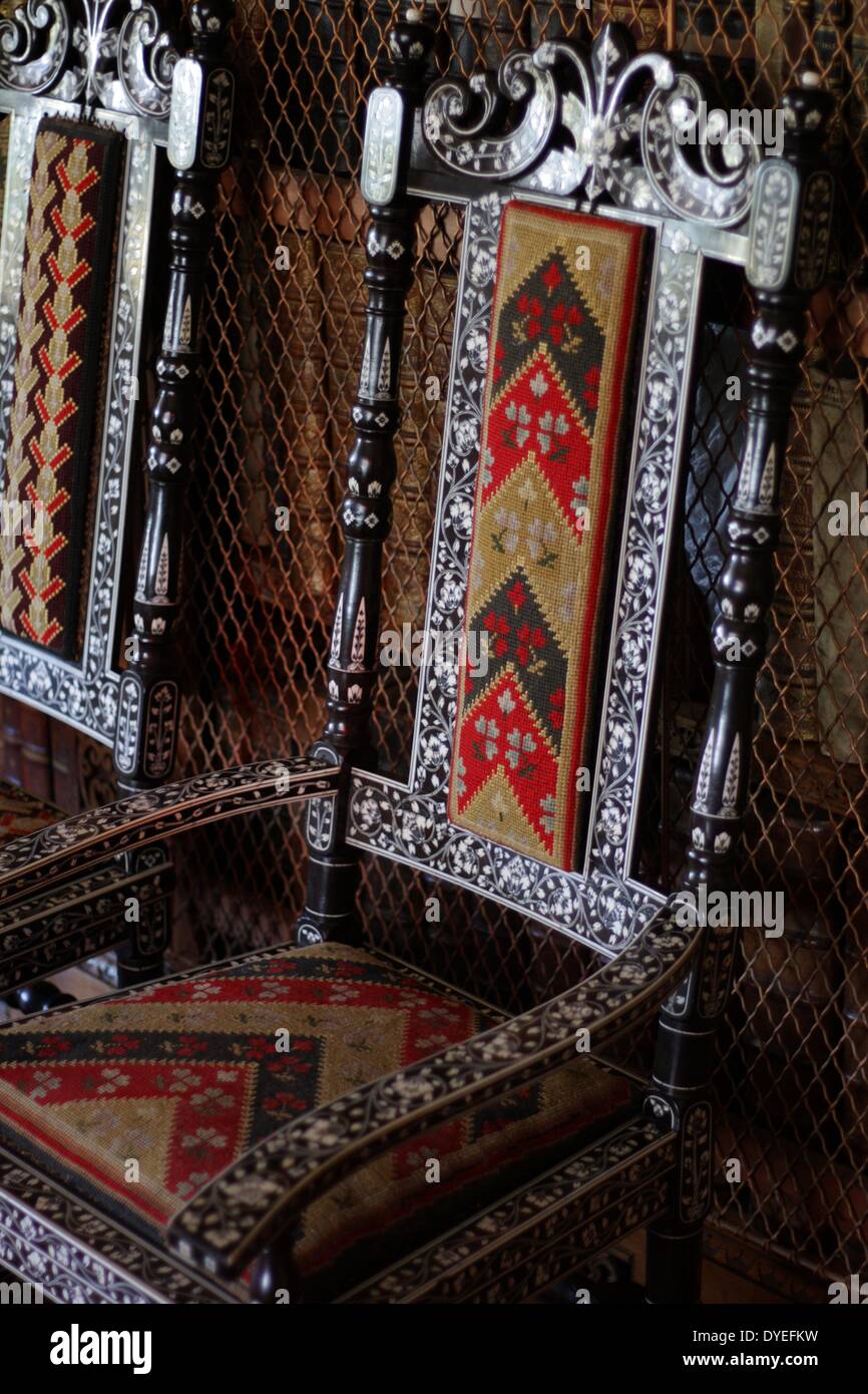 Xvii secolo East Indian sedie. Realizzata in legno di ebano con intarsi in avorio di canna con pannelli di schienale e sedi. Foto Stock