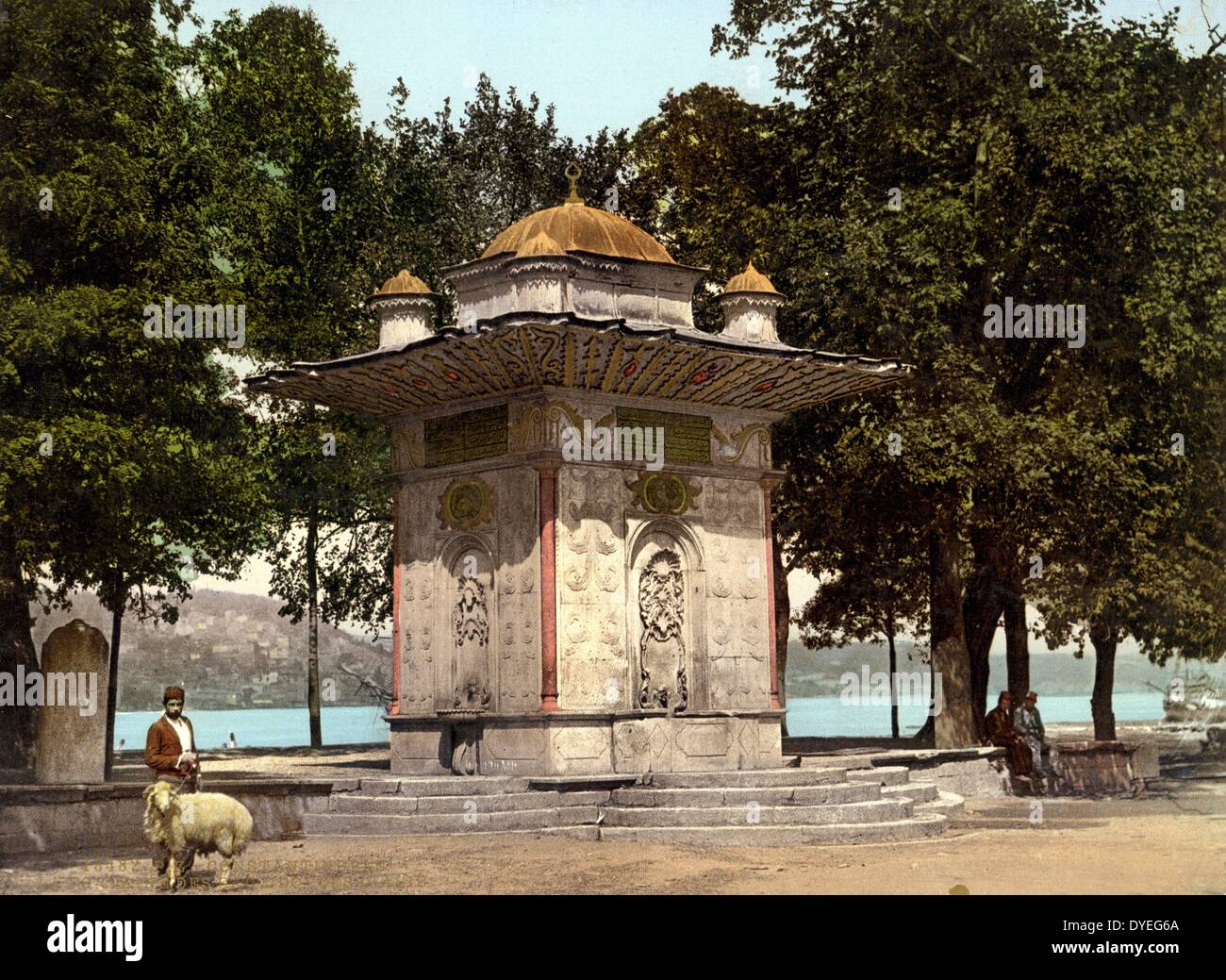 La fotografia mostra la fontana Kucuksu con il Bosforo stretto dietro di esso 1896. Foto Stock
