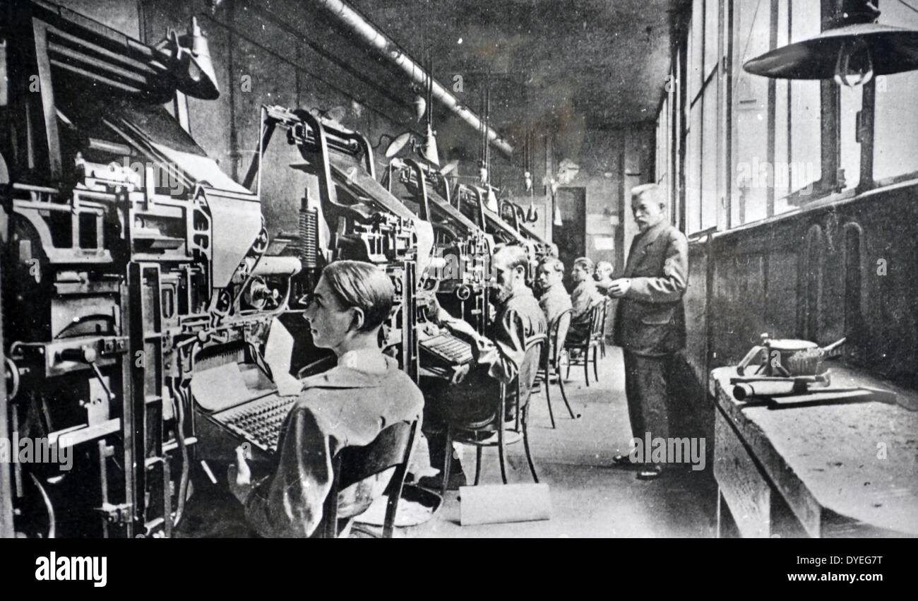 Linotype è impostata per la stampa di un giornale di Parigi (tipista e compositori sono in corrispondenza delle loro macchine. Circa 1900-1910 Foto Stock