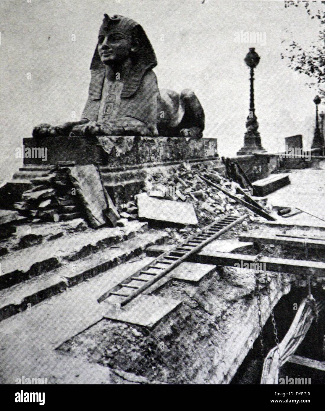 Guerra Mondiale 1 - Bomba di danni sul terrapieno in centro a Londra. Foro nella pavimentazione causata da uno dei cinquanta-tre bombe lanciate durante il raid su la sera del 18 dicembre 1917. Foto Stock