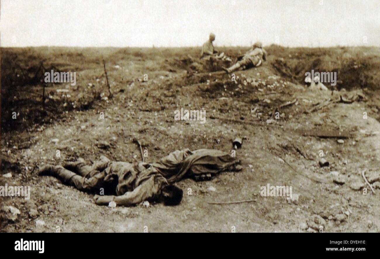 Guerra Mondiale 1 - un gruppo di soldati francesi shelter in bomba crateri al fronte occidentale. Due soldati morti può essere visto in primo piano c.1915. Foto Stock