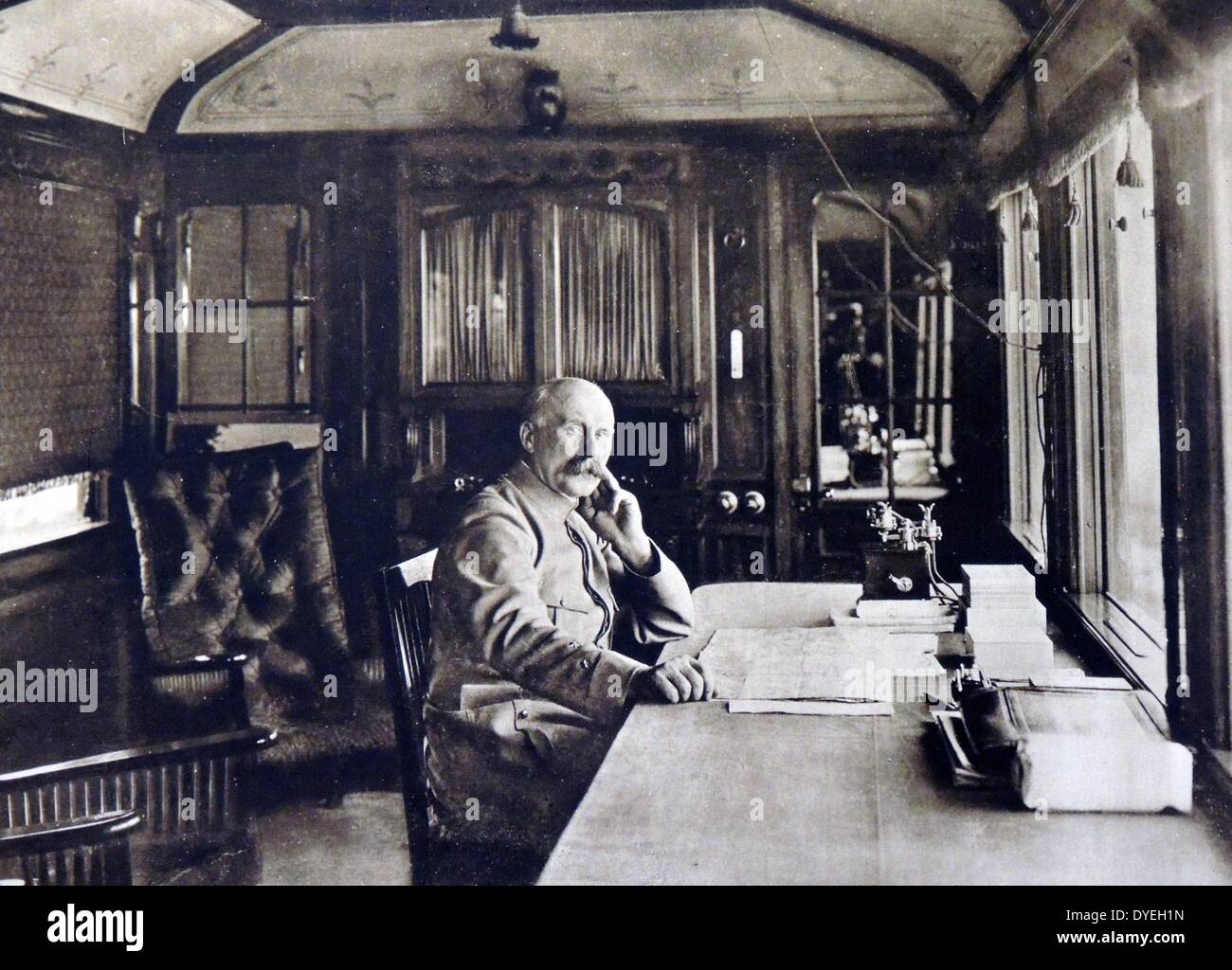 Guerra Mondiale 1 - Francese Generale Philippe Petain nel suo carro privato durante il suo tour militare a Verdun in agosto 1916. Petain ha girato la parte anteriore dalla rampa, incontro con gli alti funzionari. Nota Il campo telefono che compare sulla sua scrivania che gli permette di tenersi in contatto con i militari di comando alta. Foto Stock