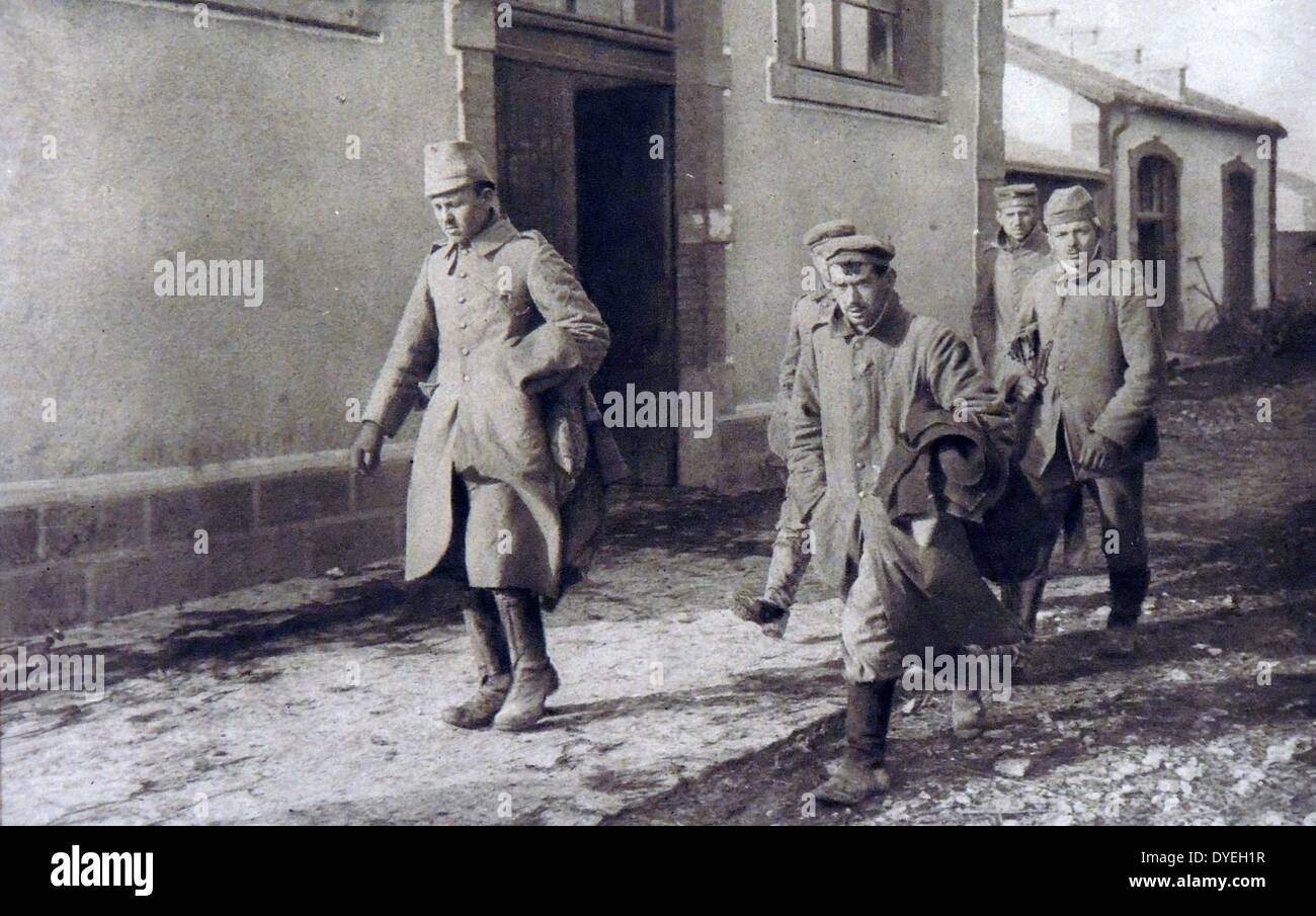 Guerra Mondiale 1 - prigionieri di guerra tedeschi catturato presso la rocca di Douaumont dell esercito francese 1916. Foto Stock