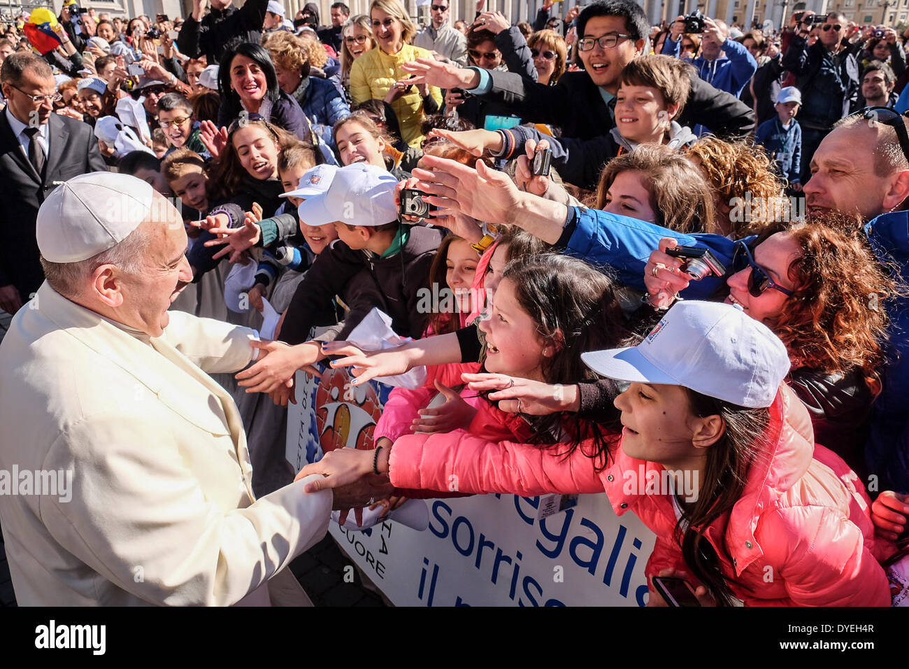 Piazza San Pietro, il Vaticano, Roma, Italia. 16 Aprile, 2014. Papa Francesco tenuto udienza generale in cui egli saluta la gente in piazza San Pietro. Oggi egli ha sorpreso due giovani quando li ha invitati nella sua parte superiore aperta jeep per andare con lui come egli ha continuato il suo tour. Credito: Davvero Facile Star/Alamy Live News Foto Stock