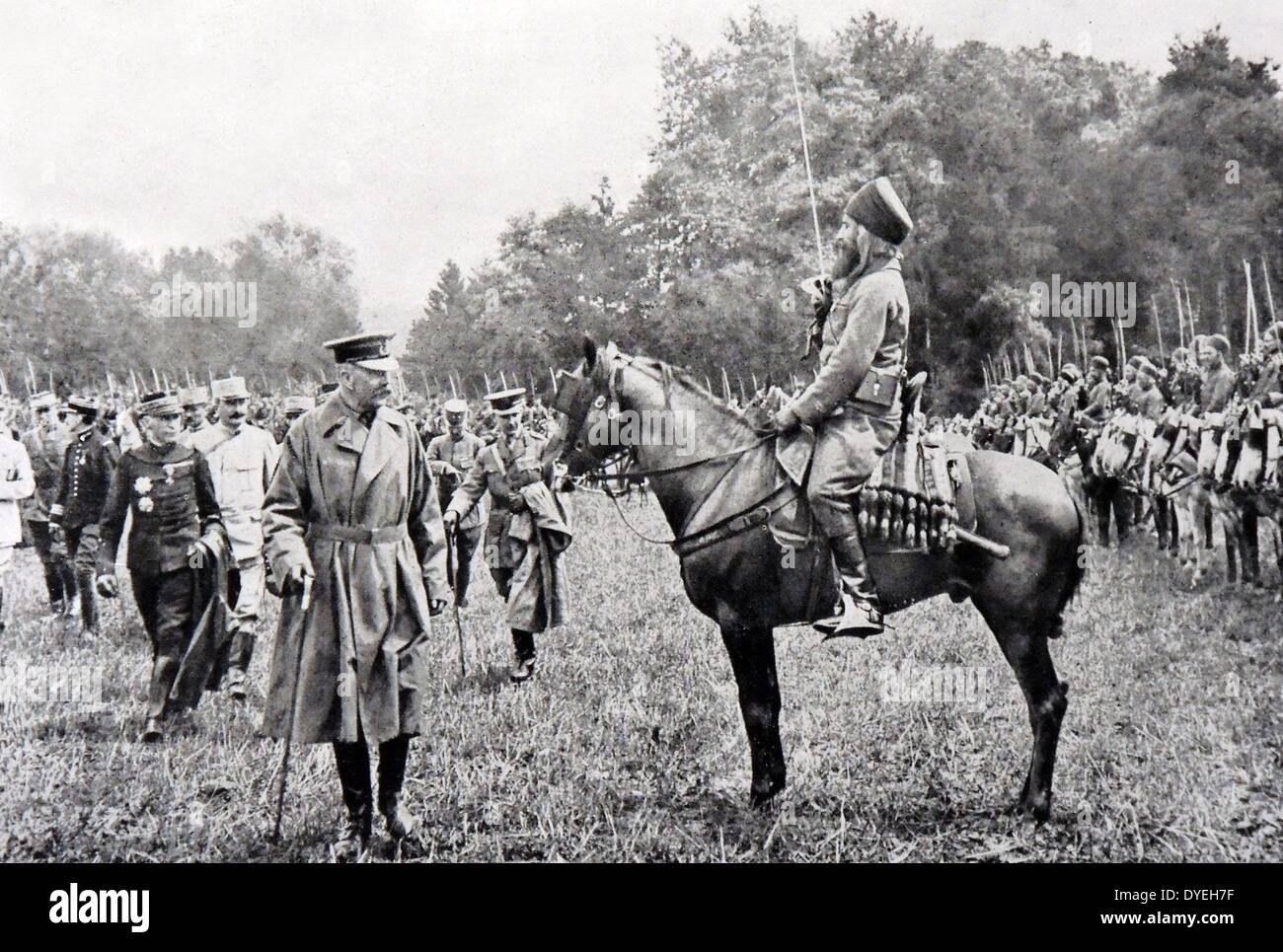 Guerra Mondiale 1 - il Lord Kitchener il comandante britannico in capo recensioni in Nord Africa () algerino soldati sotto comando francese. 1914. Foto Stock