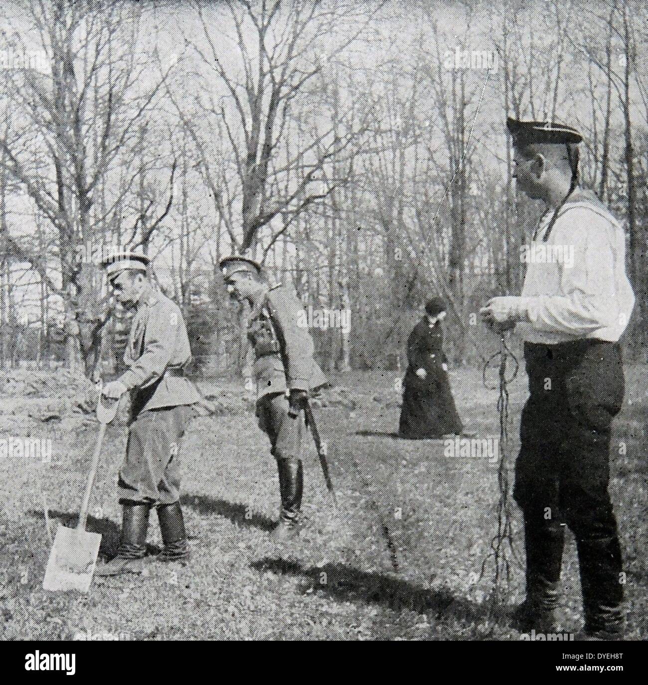 L'imperatore Nicola II di Russia, al lavoro dietro di lui il responsabile di turno, a destra il marinaio Nagorno attaccato al Granduca Alexis. Foto Stock