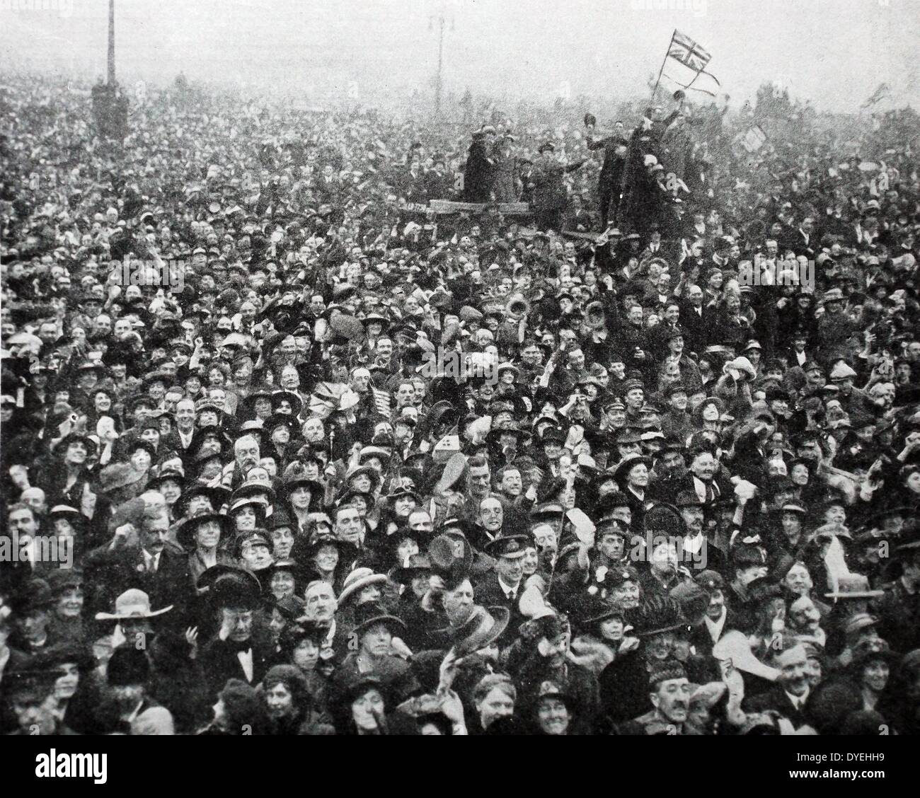 Il primo folle raccogliere a Buckingham Palace a Londra per il giorno dell'Armistizio 11 novembre 1918 per commemorare l'armistizio firmato tra gli alleati della Prima Guerra Mondiale e la Germania a Compiègne, Francia, per la cessazione delle ostilità sul fronte occidentale della guerra mondiale I. mentre questa data ufficiale per contrassegnare la fine della guerra riflette il cessate il fuoco sul fronte occidentale, le ostilità proseguono in altre regioni, soprattutto attraverso l'ex impero russo e in alcune parti del vecchio Impero Ottomano. Foto Stock