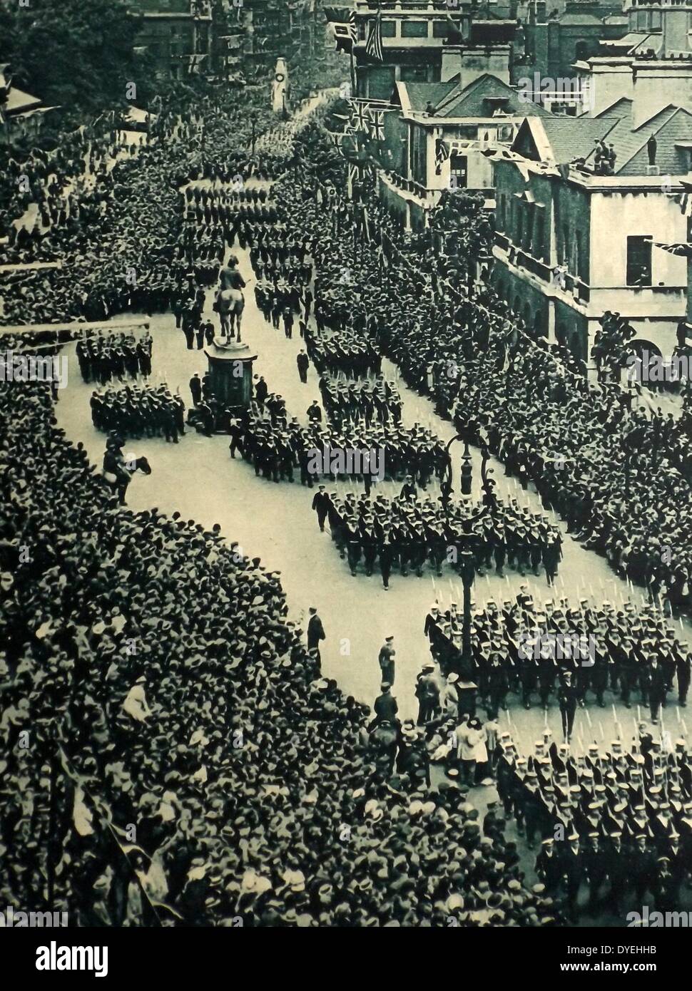 La folla si riuniranno presso Westminster vicino al parlamento di Londra per una vittoria parade xix Giugno 1919 per contrassegnare il trattato di pace firmato a Versialles dopo la Seconda Guerra Mondiale . Foto Stock