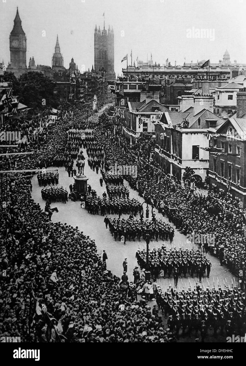 La folla si riuniranno presso Westminster vicino al parlamento di Londra per una vittoria parade xix Giugno 1919 per contrassegnare il trattato di pace firmato a Versialles dopo la Seconda Guerra Mondiale . Foto Stock