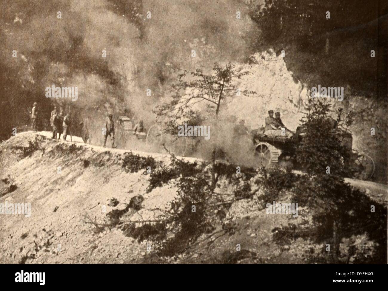 Guerra Mondiale 1 - In Alto Isonzo, un convoglio di grande canyon rimorchi con i trattori. Foto Stock