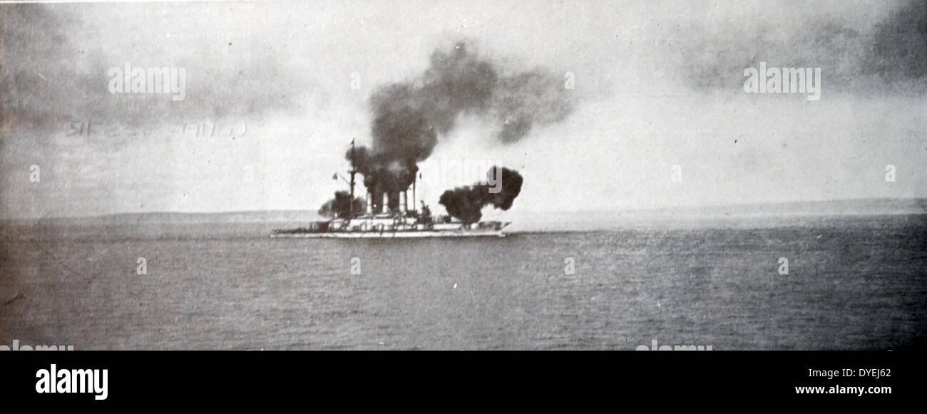 Guerra Mondiale 1 - Flotta Russa apertura di ostilità mediante bombardamento di porti bulgari sul Mar Nero la corazzata Etstalyi ottiene il suo primo salvo contro le fortificazioni a Varna. 1915 Foto Stock