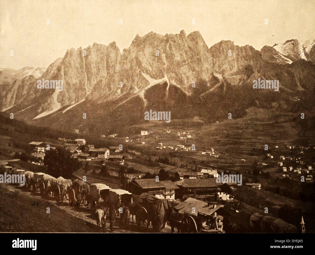 La prima guerra mondiale - un convoglio di rifornimento su strada nelle Dolomiti: avanti si trova la montagna del Pomagagnon. 1915 Foto Stock