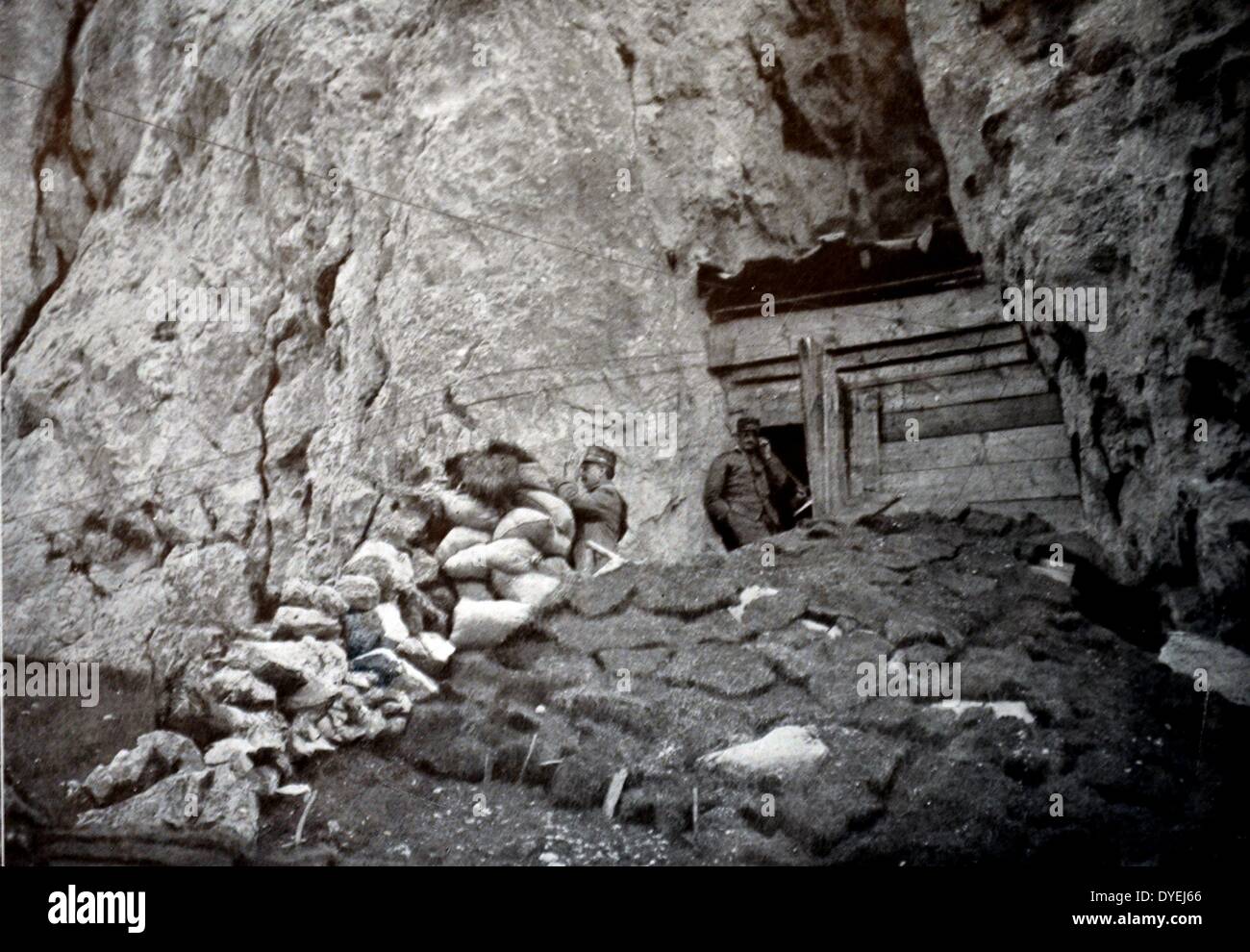 Guerra Mondiale 1 - Una postazione di artiglieria (italiano), in alto Cordevole. Un colonnello dirige la cottura batteria collegata al suo posto per telefono. 1915 Foto Stock
