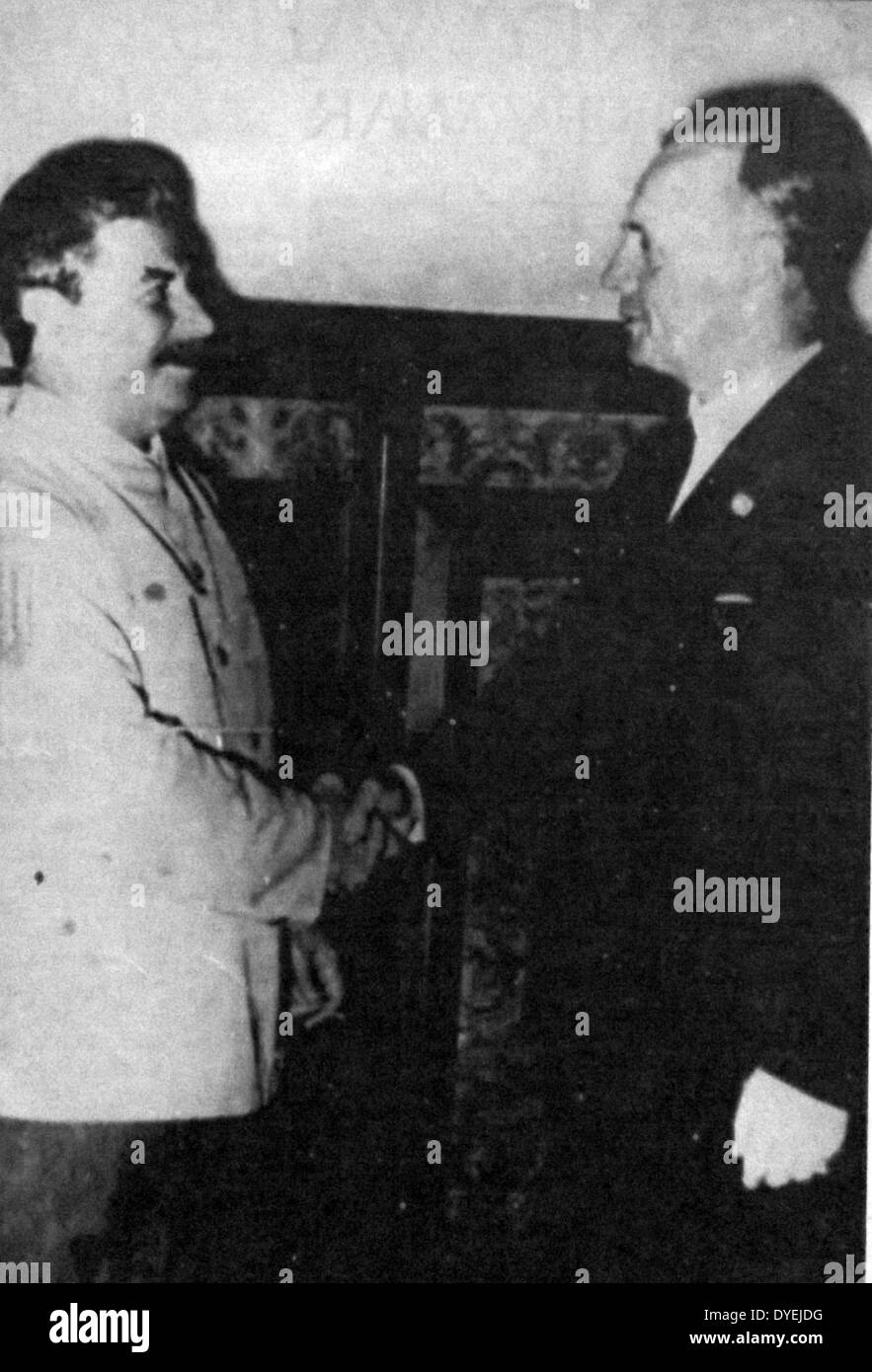 Stalin e Ribbentrop al momento della firma del Patto Non-Aggression, 23 agosto 1939 Foto Stock