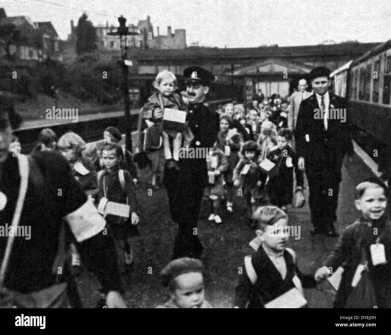 Bambini inglesi vengono evacuati da Londra con treno prima dello scoppio della guerra nel settembre 1939 Foto Stock