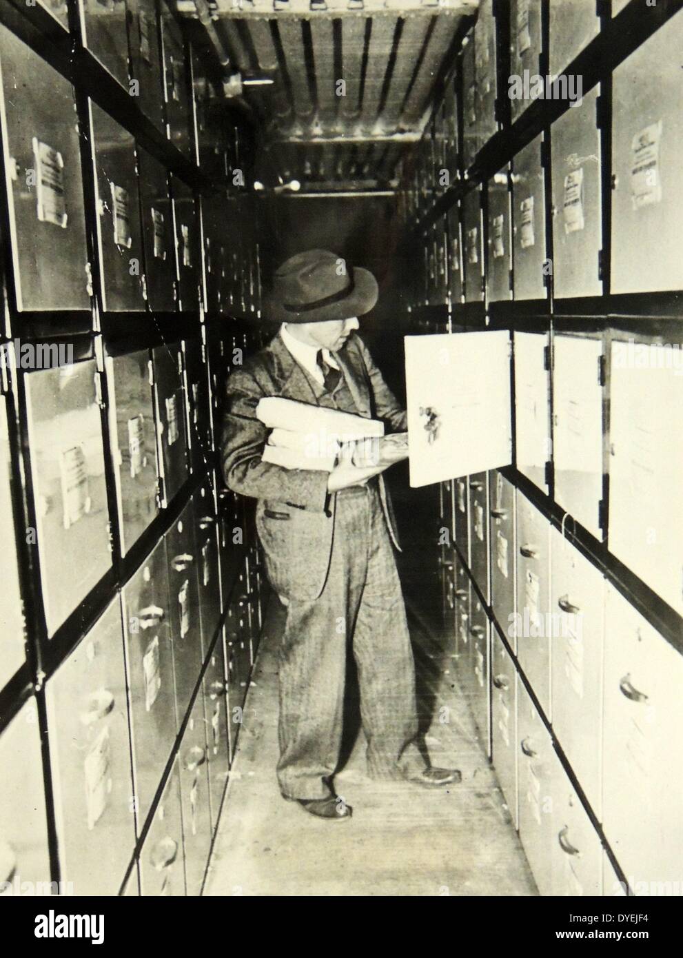 Un residente Louisianna utilizza una cassetta di sicurezza in un impianto di storeage di mantenere valori personali. 1950 Foto Stock