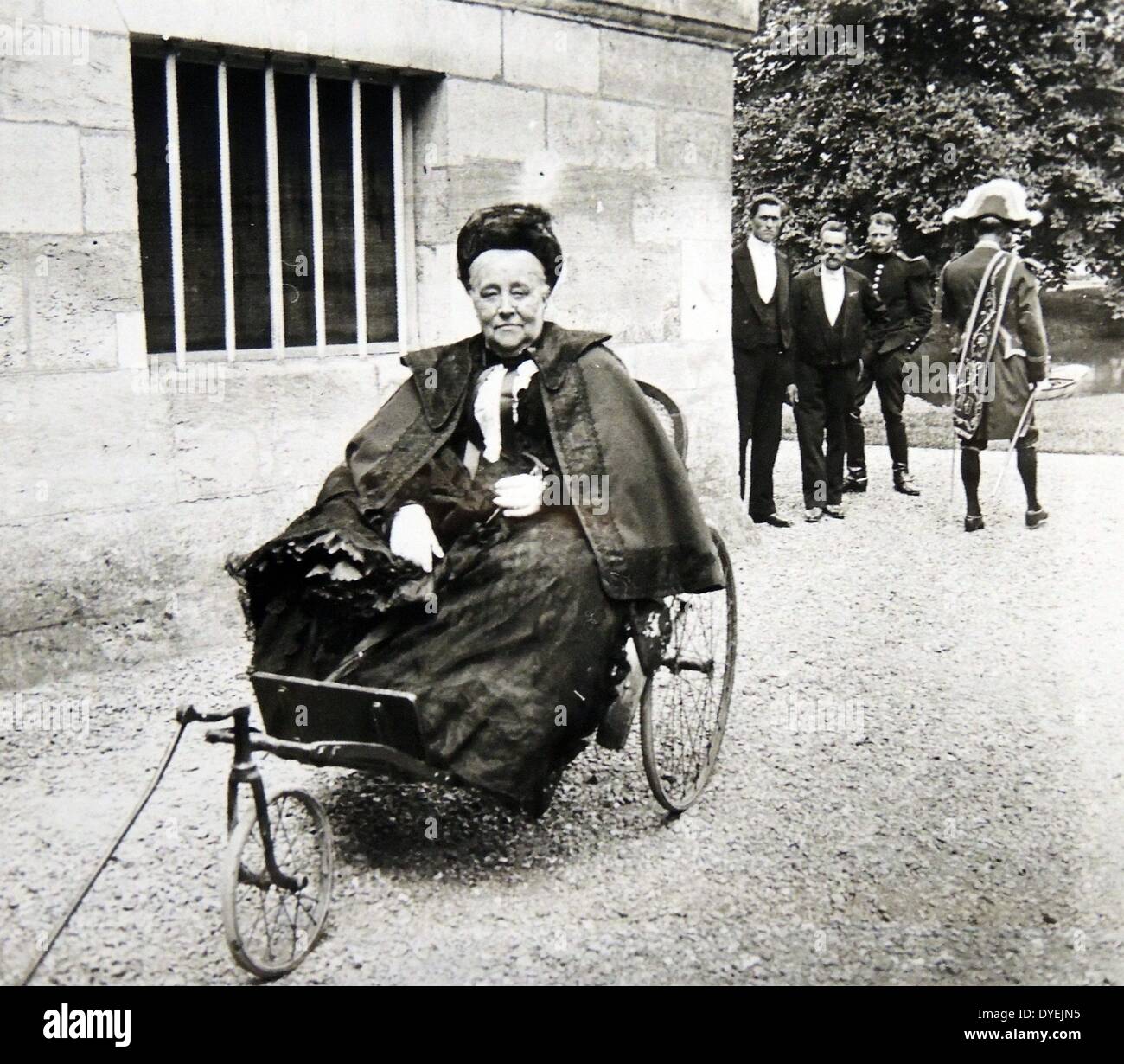 Donna anziana in una sedia a ruote fotografato in un giardino in Francia circa 1895 Foto Stock