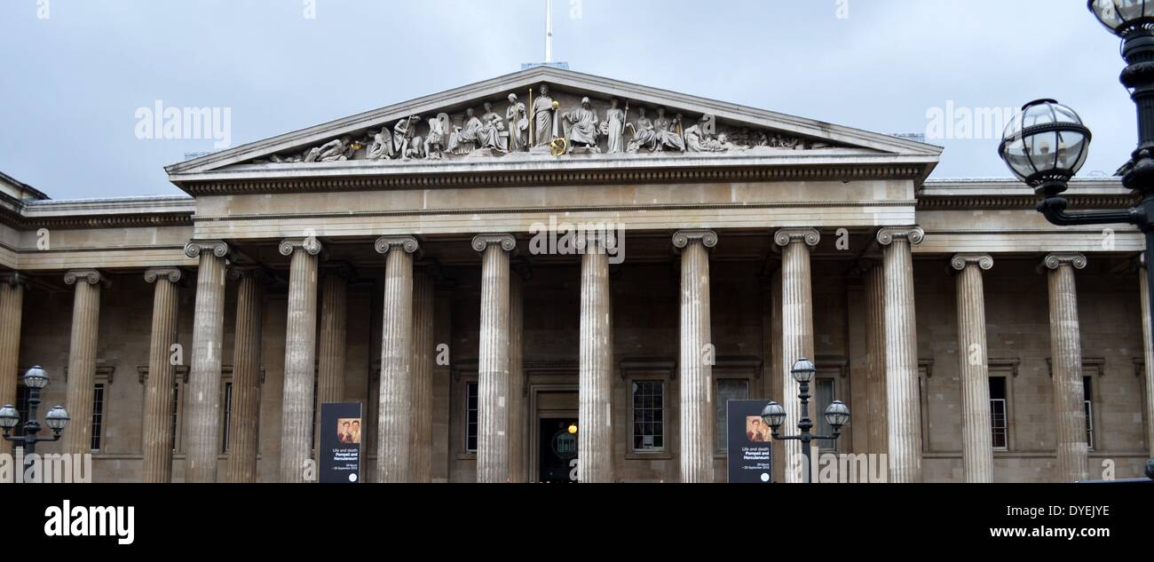 Vista dell'esterno del Museo Britannico 2013. Il Revival Greco facciata è caratteristica di un Sir Robert Smirke Design. Il museo è stato fondato da Sir Hans Sloane nel 1753. Foto Stock