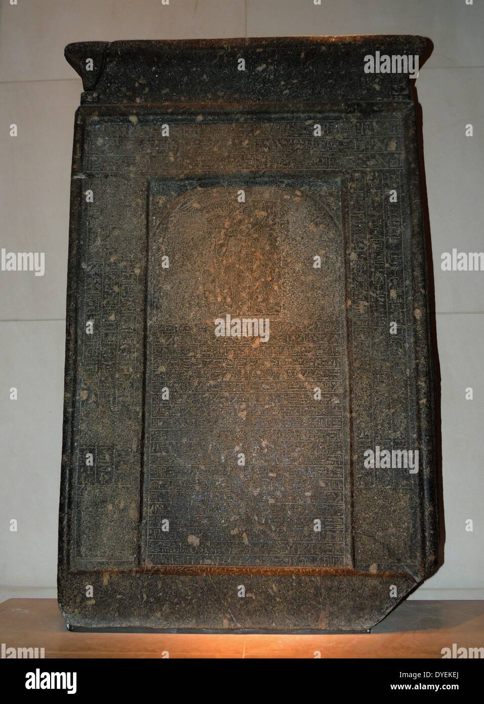 Inscritto stele di granito dalla tomba di fratelli gemelli Hor e Suty III secolo A.C. La forma della porta stela è decorato con le preghiere e gli inni al Sun-God. Foto Stock