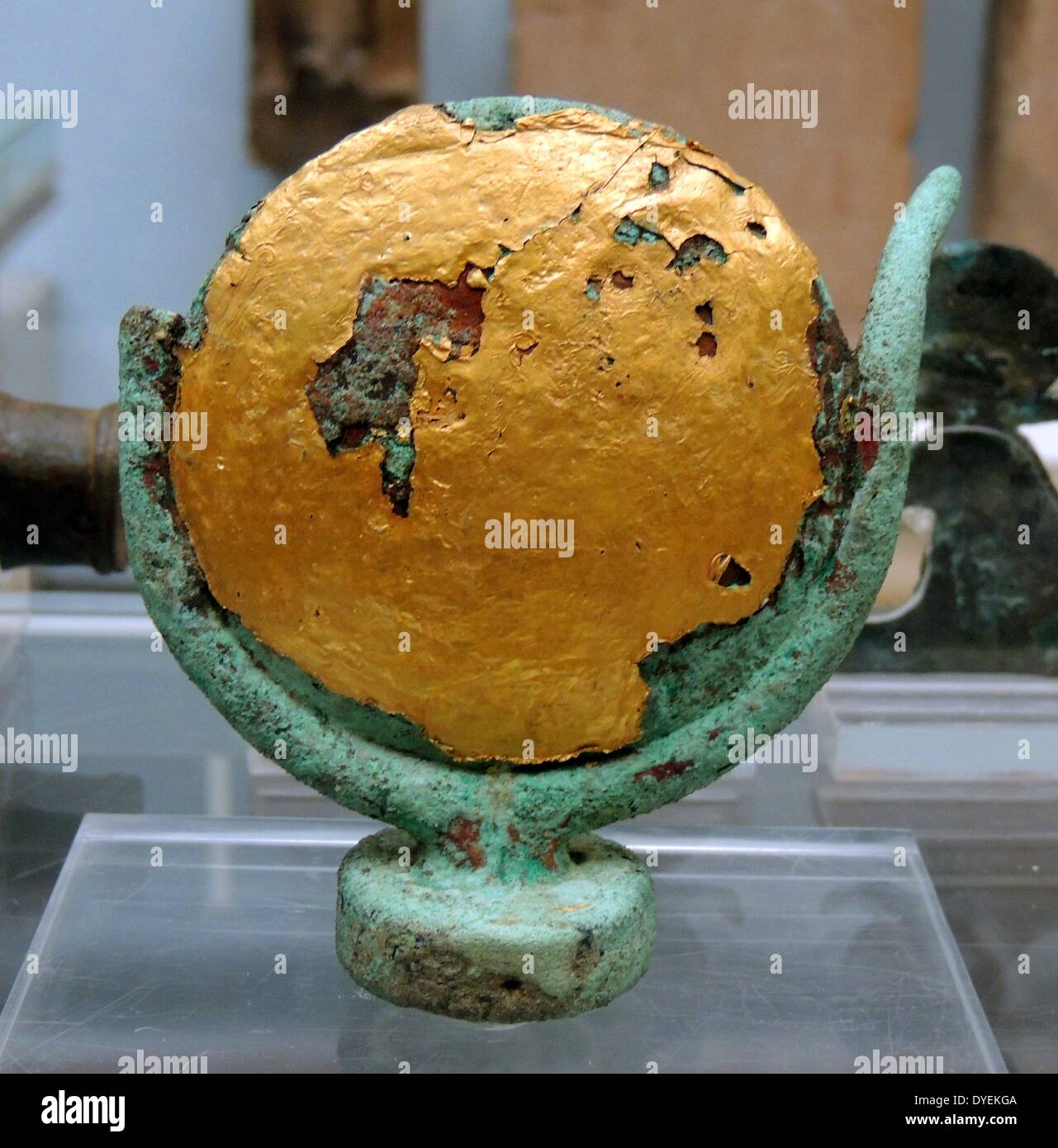 Bronzo dorato Copricapo con disco solare e le corna 700 A.C. Egitto Foto Stock