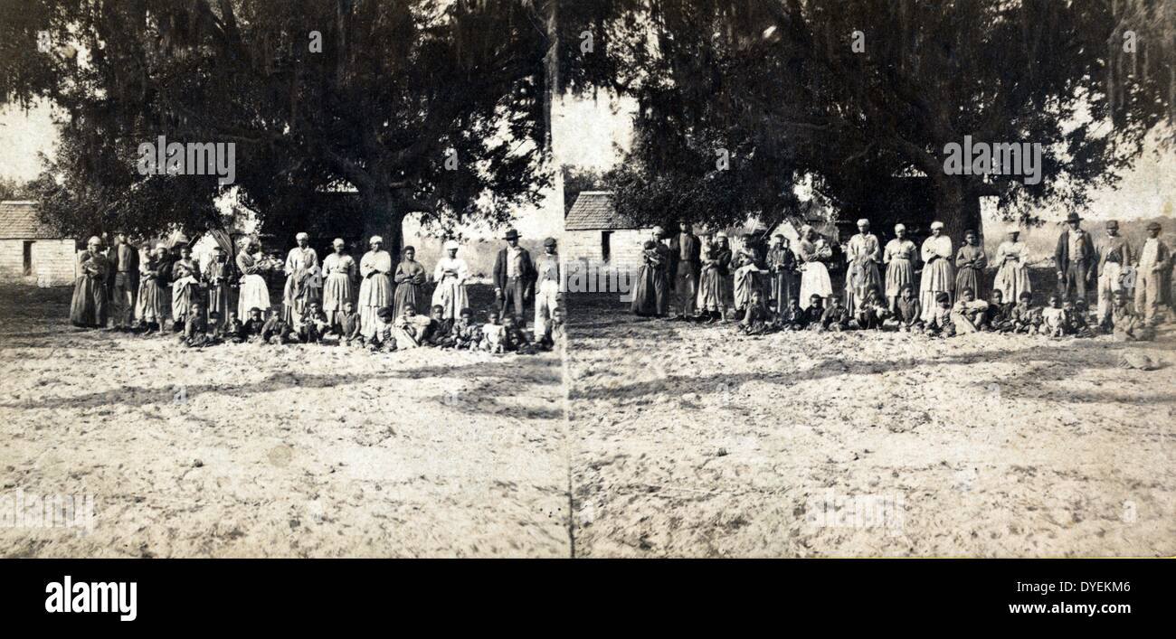 Americano africano famiglie slave posseduto dalla sig.ra Barnwell. un gruppo ritratto di afro-americano di adulti e bambini poste sotto un grande albero. Tra il 1860 e il 1865. Foto Stock