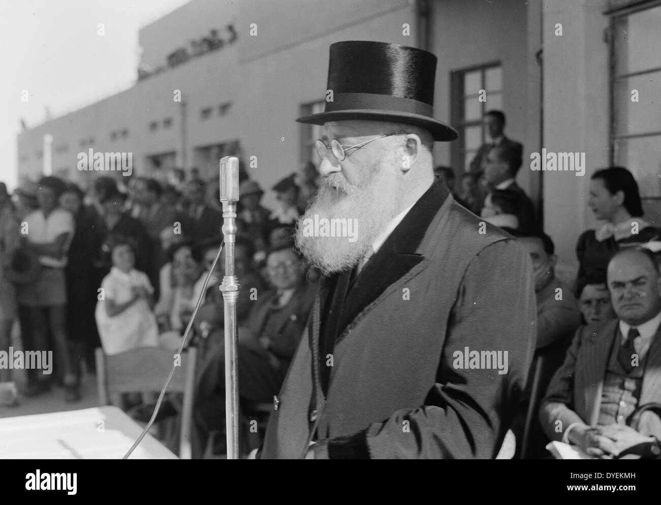 Aprile 21, 1939. Il dottor Herzog, Rabbino Capo della Palestina (Ashkenazi) raccolta di indirizzamento attraverso altoparlanti a Lydda Air Port, Tel Aviv, Israele. Foto Stock