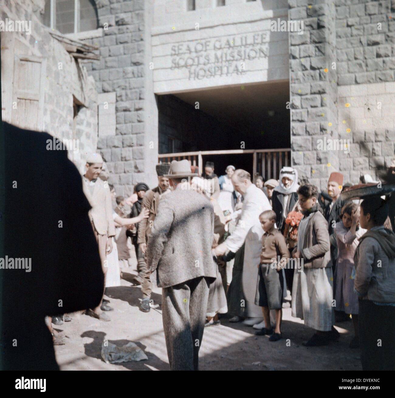 Mare di Galilea Scots ospedale missione con la folla di fronte all ingresso, Tiberio [tra il 1932 e il 1946] Foto Stock