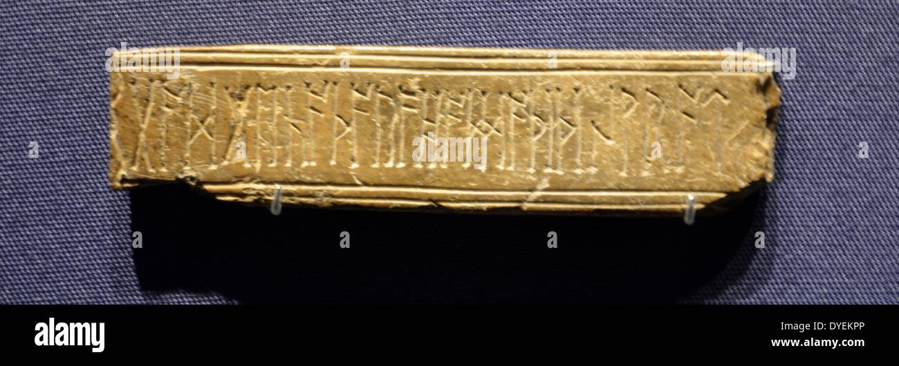 Placca runici 700 A.D. Legge "Dio salva dalla sua misericordia Hadda chi ha scritto questa". Foto Stock