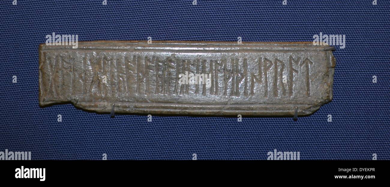 Placca runici 700 A.D. Legge "Dio salva dalla sua misericordia Hadda chi ha scritto questa". Foto Stock