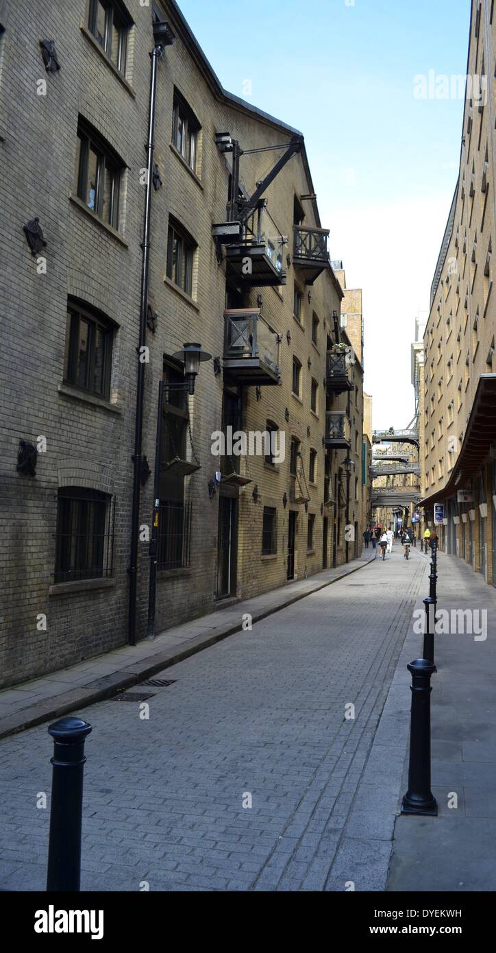 Vista di edifici lungo il Tamigi Shad 2013. Una storica riverside street vicino al Tower Bridge. Foto Stock