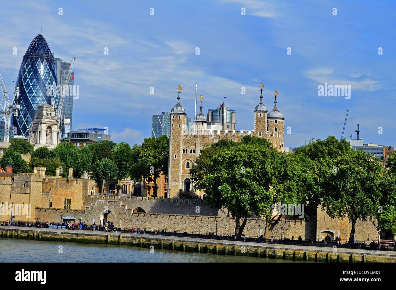 Torre di Londra 2013. Originariamente costruito da Guglielmo il Conquistatore. Completata nel 1399 dopo il Wharf espansioni. Il castello fu utilizzato come carcere dal 1100 fino al 1952. St Mary Axe (il Gherkin) in background Foto Stock