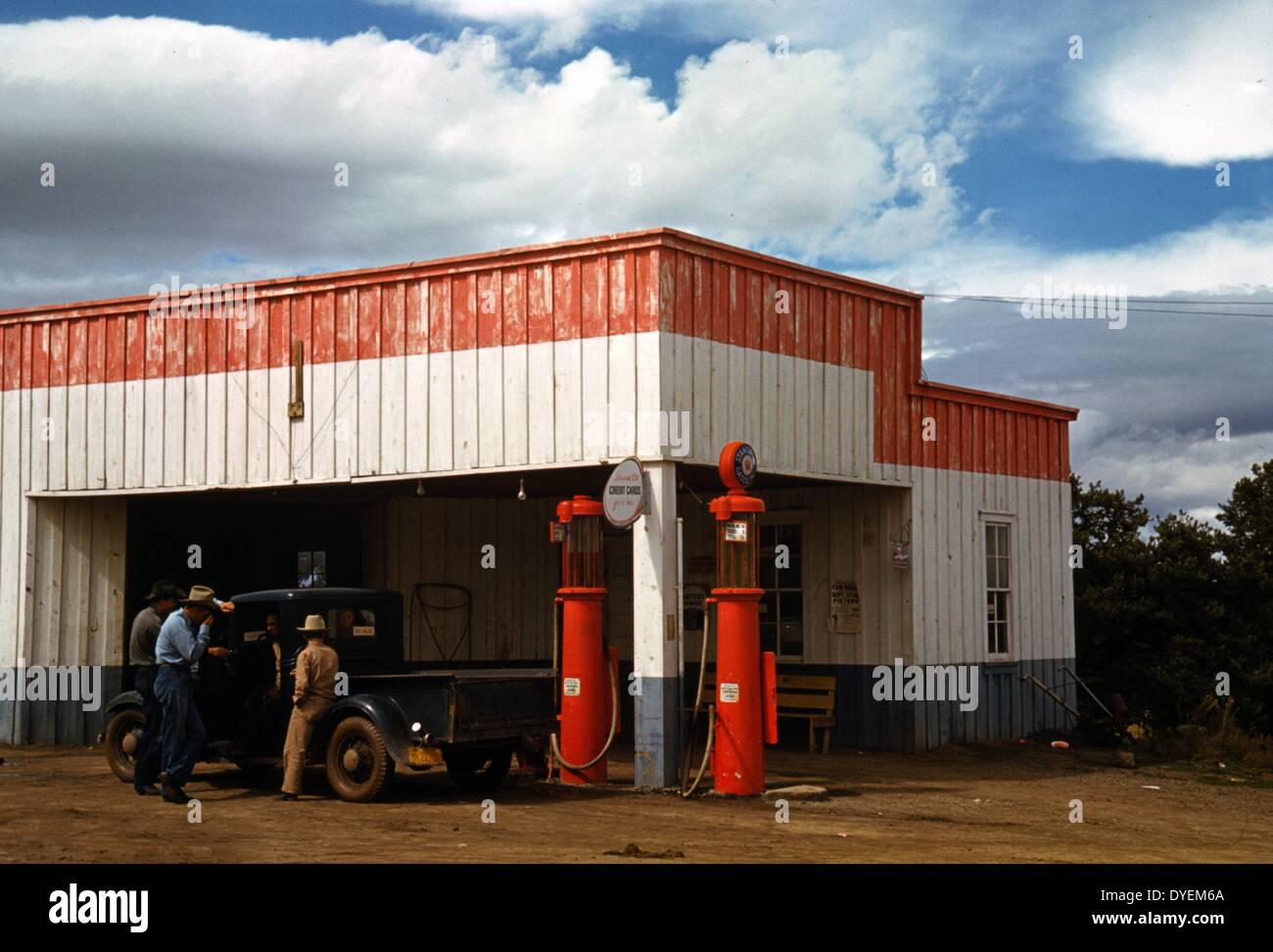 American store, bar, "juke joint,' e stazione di gas in una piantagione di cotone area, Melrose, Louisiana, Stati Uniti d'America 1940. Fotografia mostra il segno sulla costruzione sinistra: Bouledogue Francese giardino della birra; sopra il portico: Bouledogue Francese Bar. Foto Stock