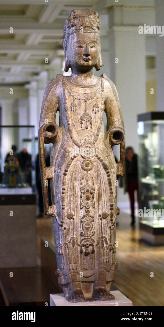 La figura di pietra arenaria di Bodhisattva Avalokitesara (Guanyin) settentrionale della dinastia Qi, ANNUNCIO 550-577. Bodhisattvas sono esseri illuminati che hanno scelto di rimanere nel mondo per aiutare gli altri a ottenere lo stato di buddha. Avalokitesara è il Bodhisattva della compassione, conosciuta in Cinese come Guanyin. Guanyin è breve per Guanshiyin, "colui che ascolta il grido del mondo". Questo Guanyin è coperto da pesanti gioielli, le cui forme sono presi in prestito dalla parte occidentale e centrale Qsia. Il ricco adornment mostra la crescente popolarità di Avalokitesara nella seconda metà del VI secolo tra i devoti in Cina. British Museum Foto Stock