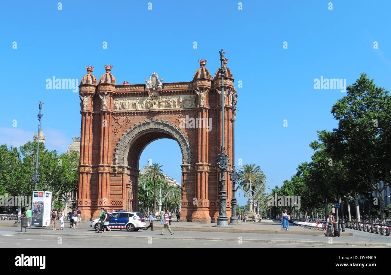 L'Arc de Triomf è un arco trionfale a Barcellona (Catalogna, Spagna). Fu costruita per la Exposición Universal de Barcelona (1888), così come la sua porta di accesso principale dell'architetto Josep Vilaseca i Casanovas. L'arco è costruito in mattoni rossastra in stile Neo-Mudéjar. Foto Stock