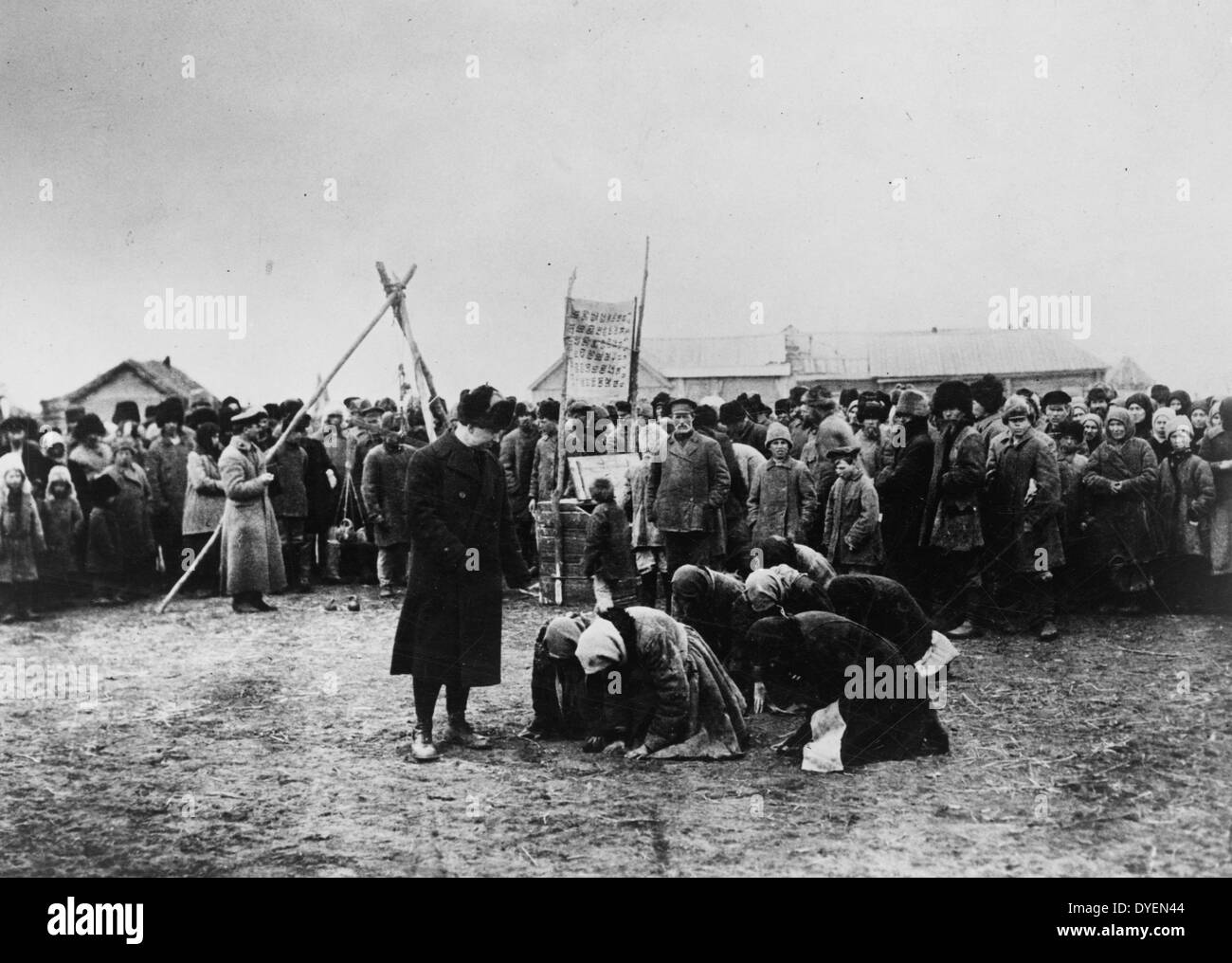 Fame le donne Russe inginocchiarsi prima di American Relief Administration funzionari durante la grande carestia in Russia 1922. Foto Stock