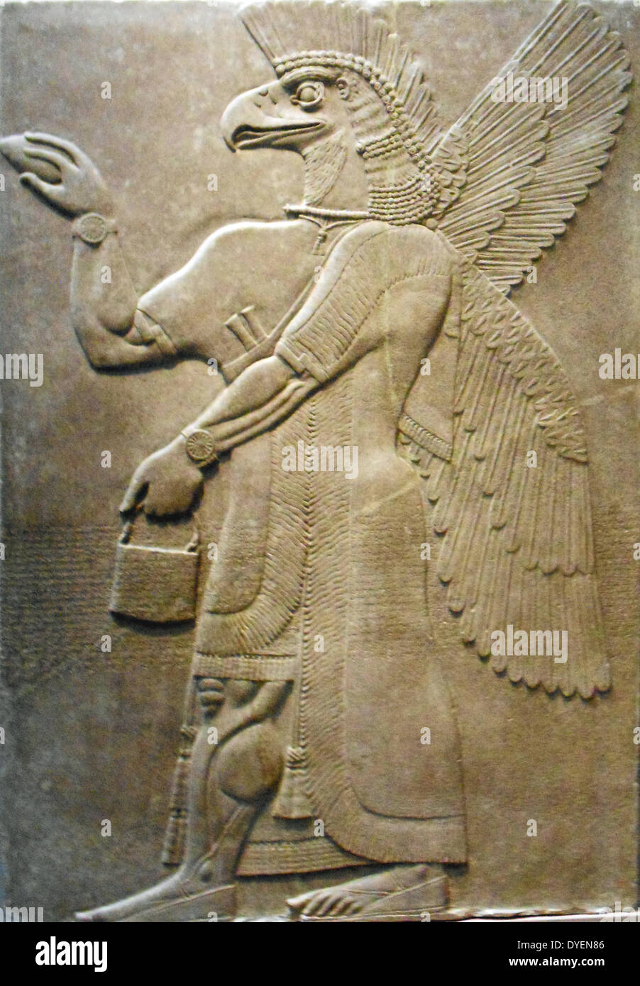 Eagle-Headed Apkullu nella mitologia mesopotamica, gli dèi inviato consulenti soprannaturale noto come Apkallu per dare orientamento ai re. A volte hanno avuto le teste delle aquile, questo esempio è da Re Ashur-nair-pal II di Assiria del palazzo. Pannello di rilievo, l'Assiro Royal Court (Galleria 401), il Metropolitan Museum of Art di New York. Neo-Assyrian Data: ca. 883-859 A.C. Mesopotamia, Nimrud (antica Kalhu) Foto Stock