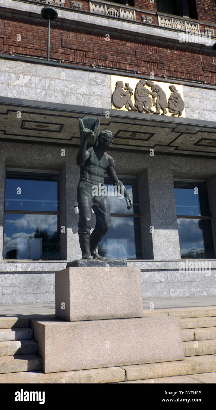 Scultura in bronzo al di fuori del Municipio di Oslo, Oslo Norvegia. Da Per Palle Storm (1 dicembre 1910 - 6 gennaio 1994) danese-nato scultore norvegese. Foto Stock