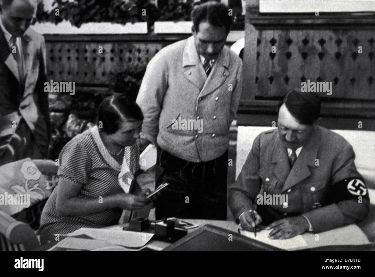 Adolf Hitler 1889-1945. Uomo politico tedesco e il leader del partito nazista segni i documenti dello stato guardato da un segretario e vice del partito nazista leader, Rudolf Hess a Berchtesgaden Foto Stock