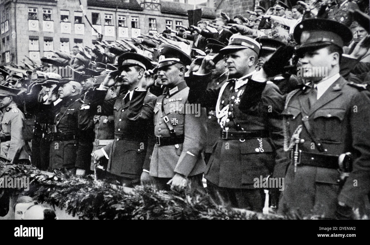 Militari stranieri a fianco dei rappresentanti ufficiali tedeschi ad una parata nazista di Norimberga 1936 Foto Stock